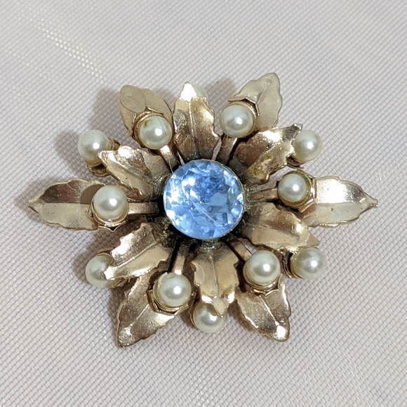 Vintage Jewelry - Vintage Gold & Blue RhinestonePearl Flower Brooch